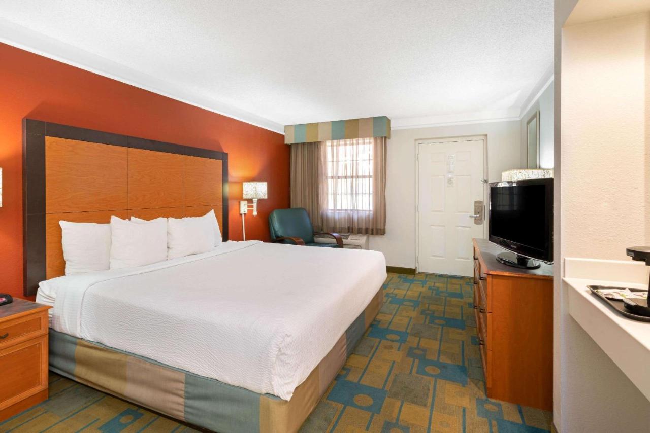 Deluxe King Room at La Quinta Inn by Wyndham Phoenix Sky Harbor Airport
