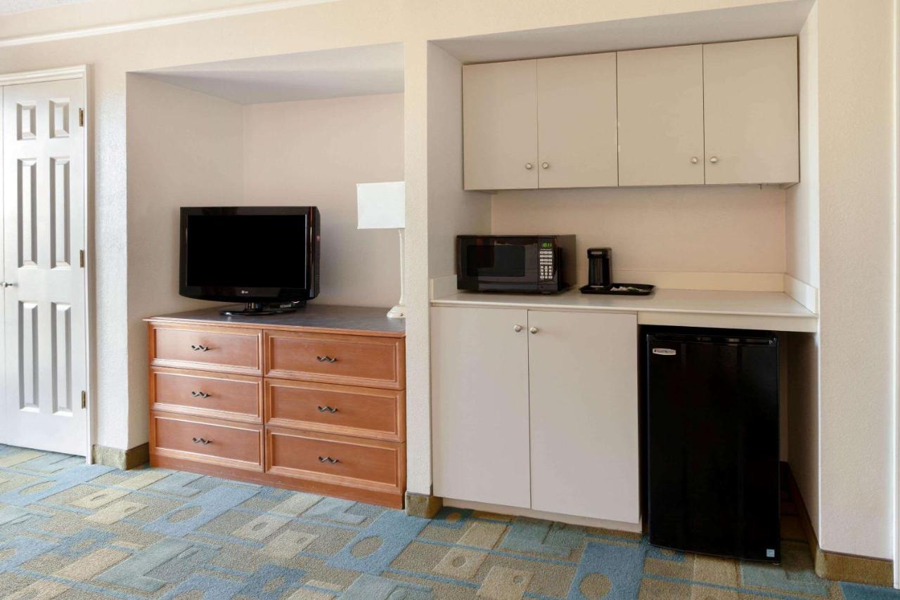 One-Bedroom King Suite - Non-Smoking at La Quinta Inn by Wyndham Phoenix Sky Harbor Airport