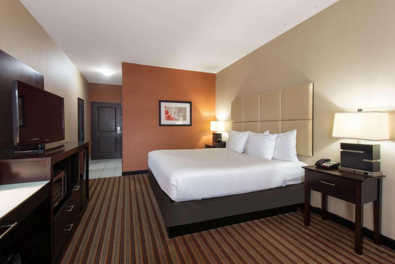 King Room - Mobility Access/Non-Smoking at La Quinta Inn & Suites by Wyndham Harrisburg-Hershey