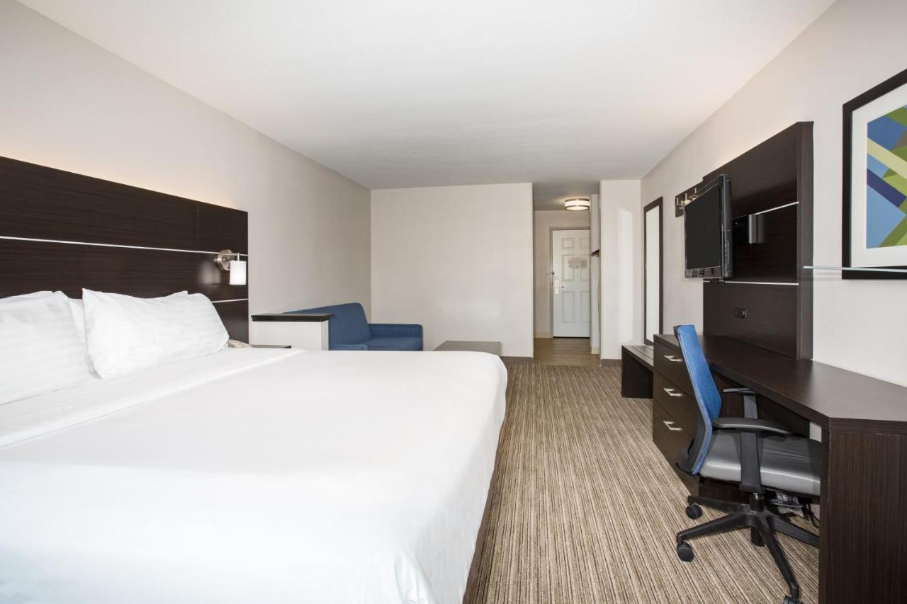 King Suite at Holiday Inn Express Hotel & Suites Ft. Collins by IHG