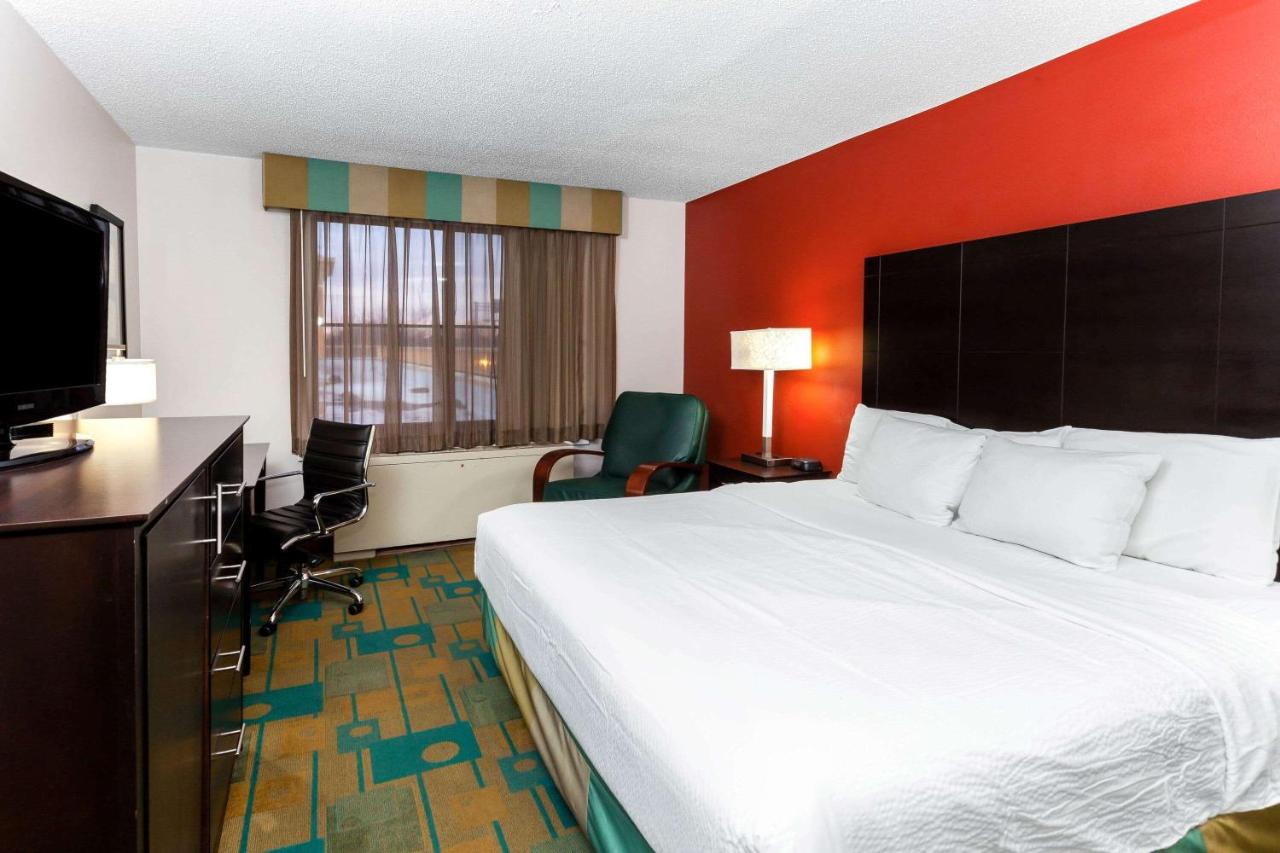 Deluxe King Room at La Quinta Inn & Suites by Wyndham Milwaukee Bayshore Area