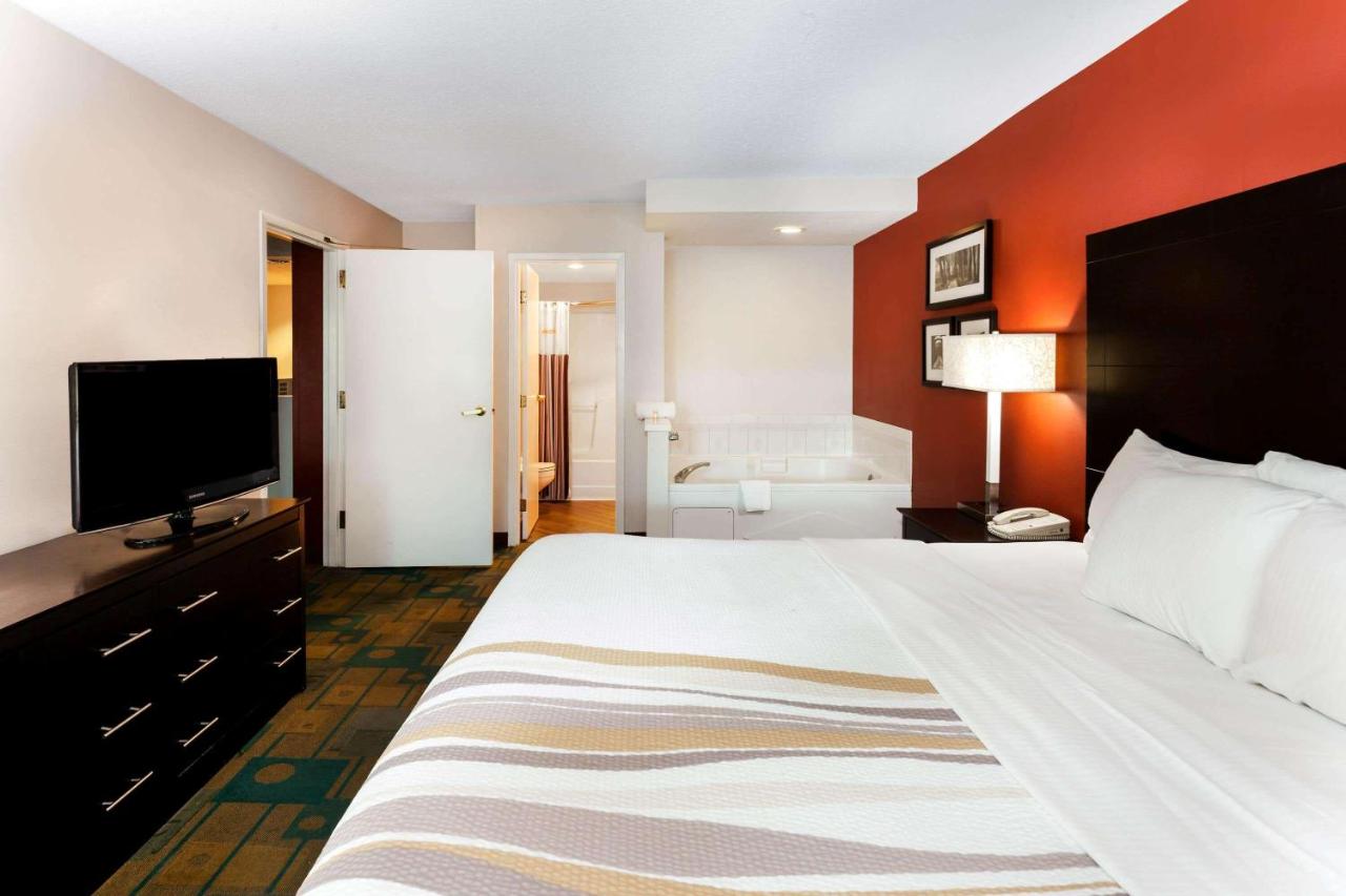 King Suite with Spa Bath at La Quinta Inn & Suites by Wyndham Milwaukee Bayshore Area