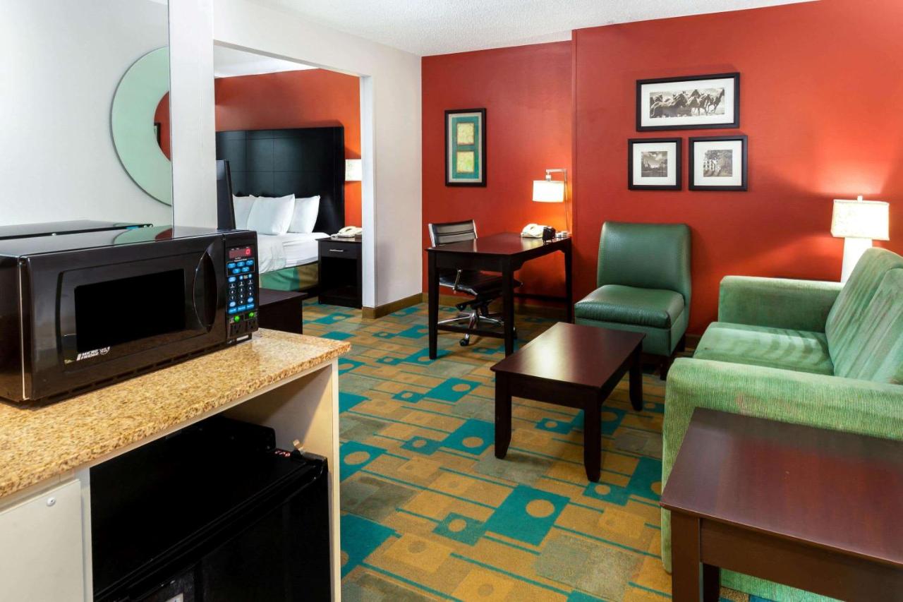 Executive King Room at La Quinta Inn & Suites by Wyndham Milwaukee Bayshore Area