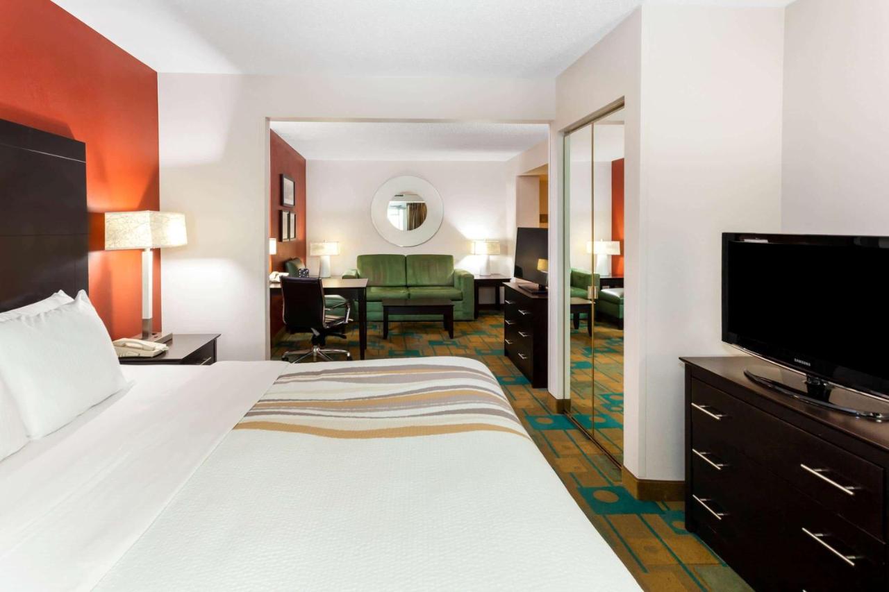 Executive King Room at La Quinta Inn & Suites by Wyndham Milwaukee Bayshore Area