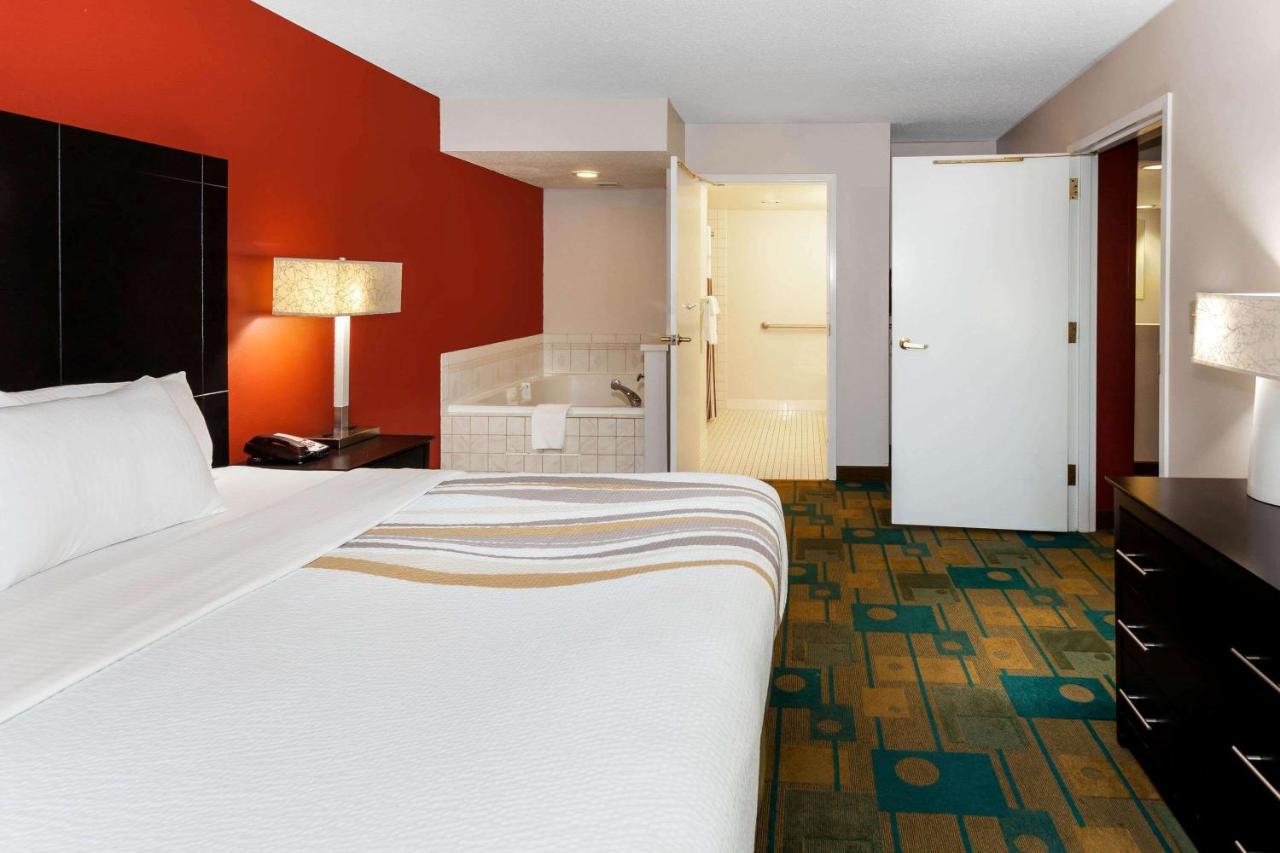King Suite with Spa Bath at La Quinta Inn & Suites by Wyndham Milwaukee Bayshore Area