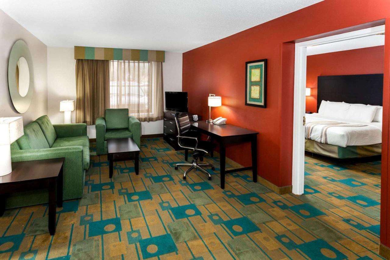 King Suite with Pool View - Non-Smoking at La Quinta Inn & Suites by Wyndham Milwaukee Bayshore Area
