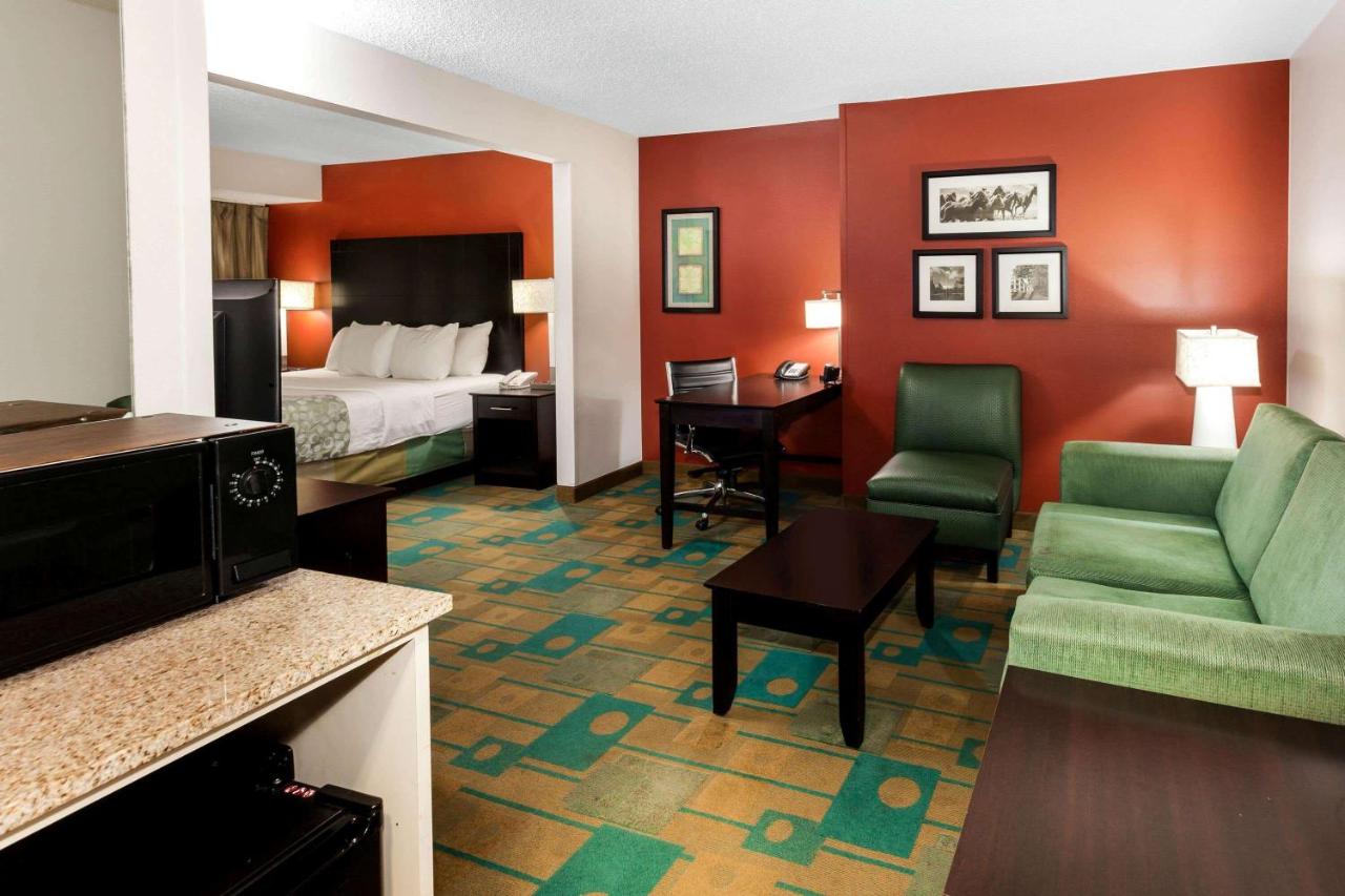 Executive King Room at La Quinta Inn & Suites by Wyndham Milwaukee Bayshore Area