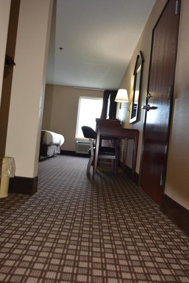 King Room with Roll-In Shower - Disability Access at Jameson Inn - Hazlehurst