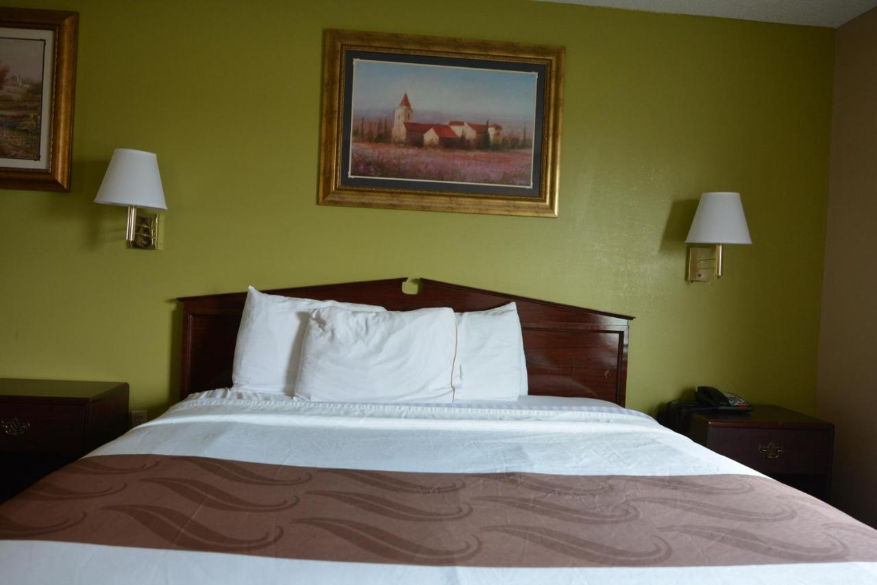 King Room with Roll-In Shower - Disability Access at Jameson Inn - Hazlehurst
