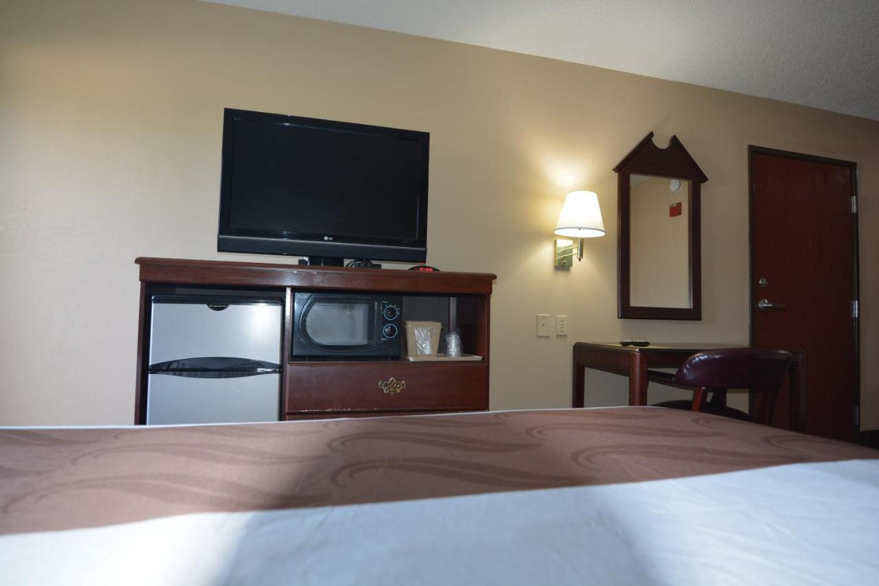 King Room with Roll-In Shower - Disability Access at Jameson Inn - Hazlehurst