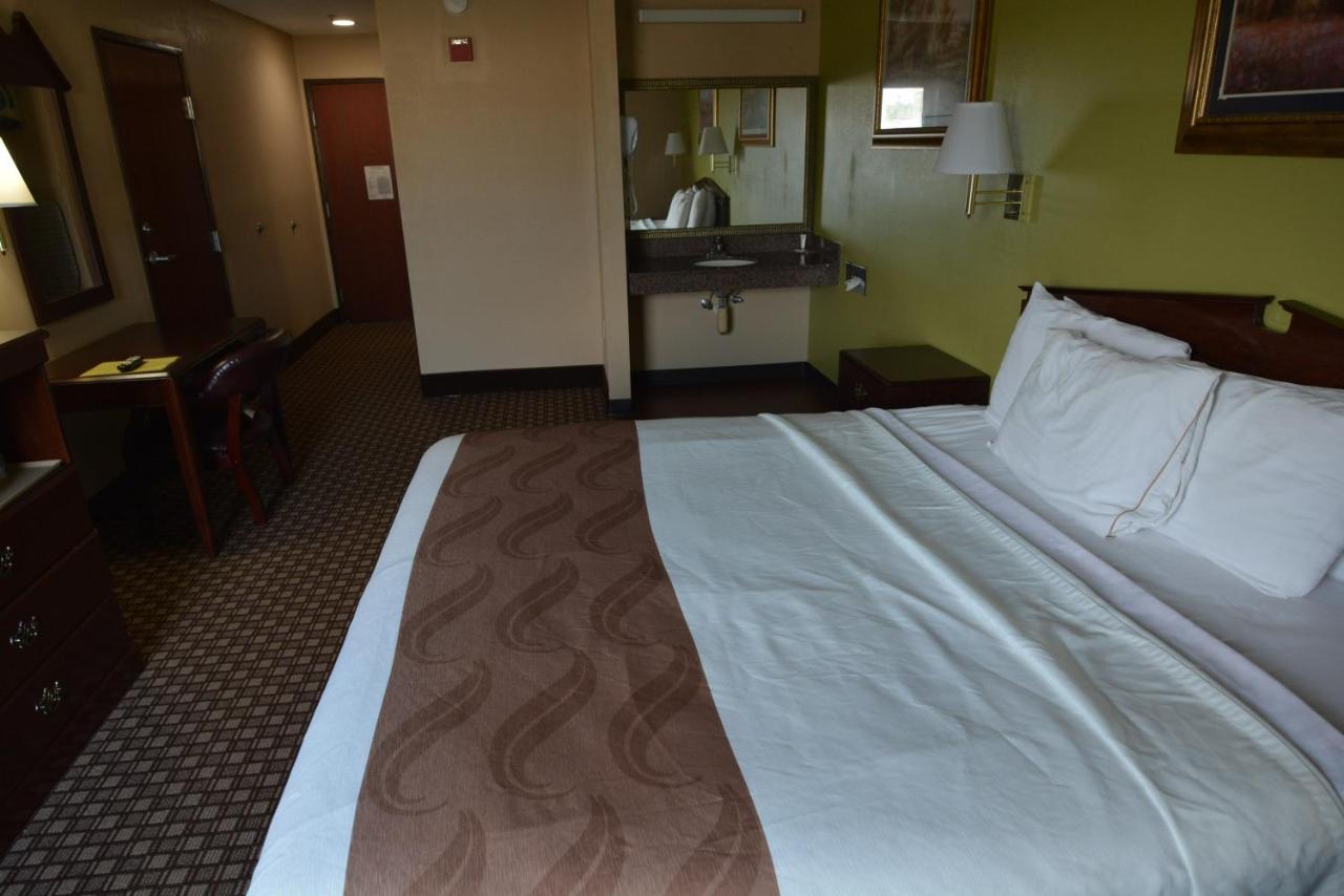 King Room with Roll-In Shower - Disability Access at Jameson Inn - Hazlehurst