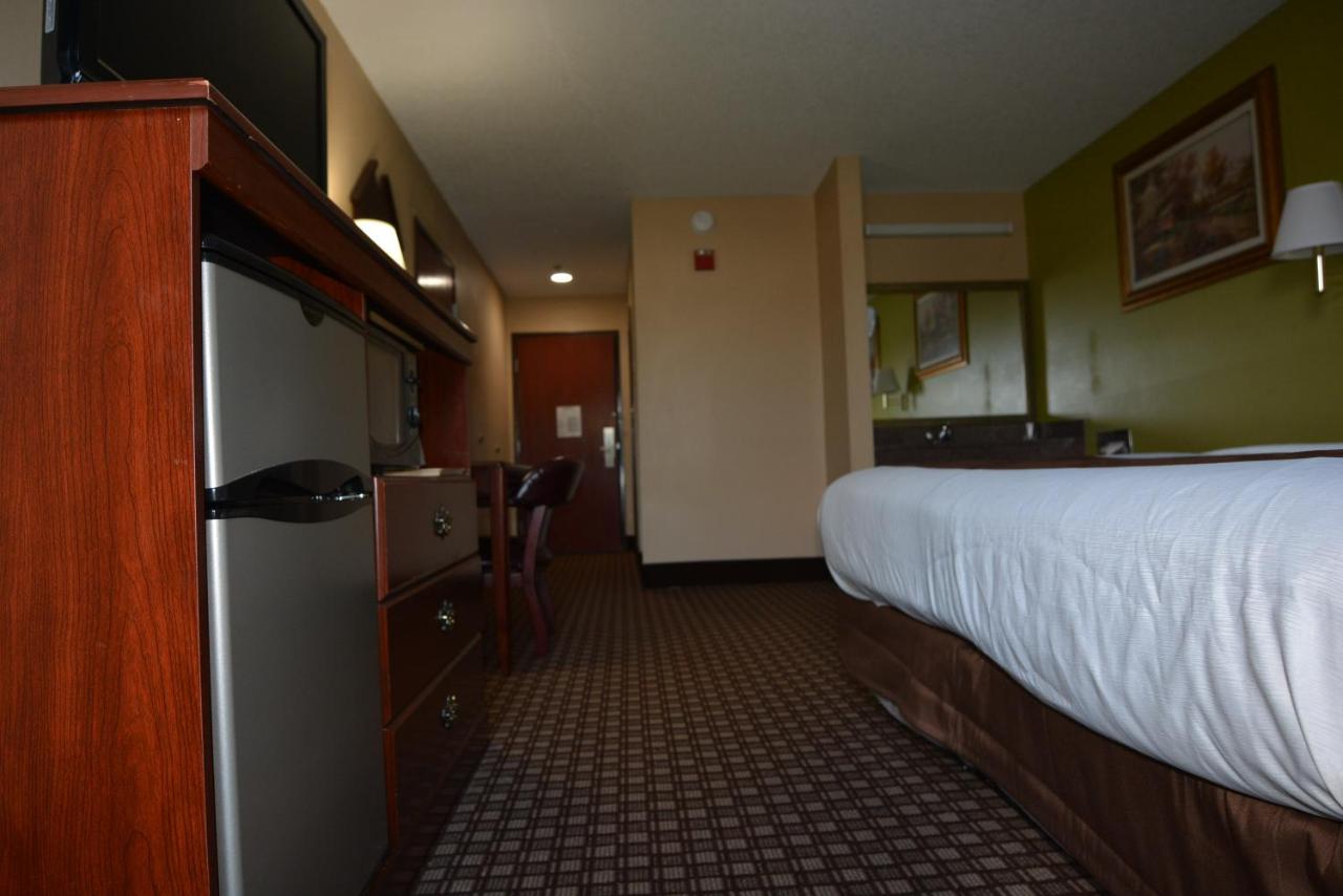 King Room with Roll-In Shower - Disability Access at Jameson Inn - Hazlehurst
