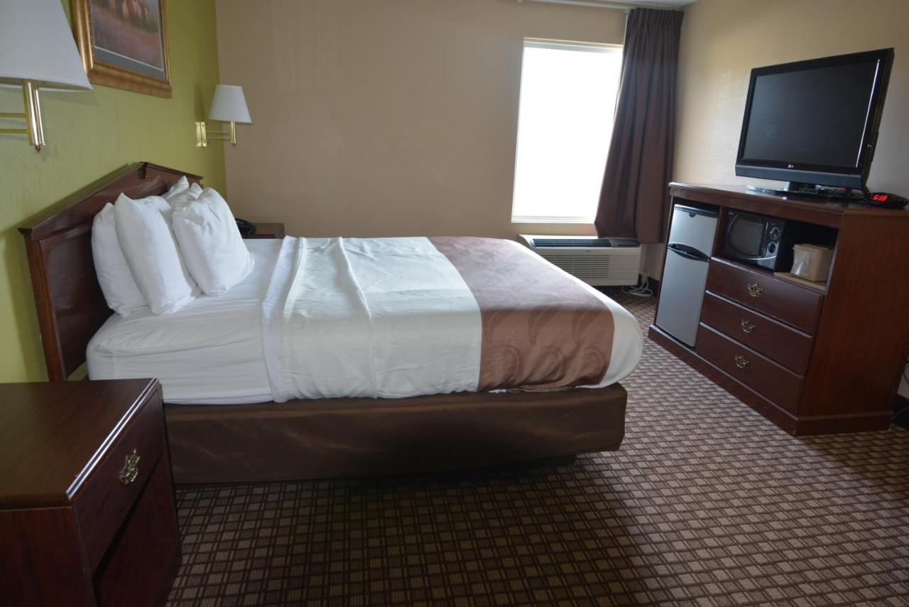 King Room with Roll-In Shower - Disability Access at Jameson Inn - Hazlehurst
