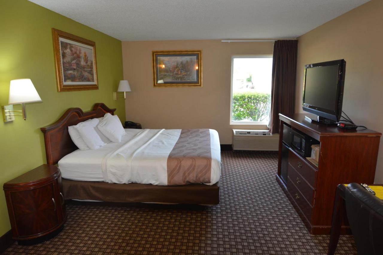 King Suite with Spa Bath at Jameson Inn - Hazlehurst