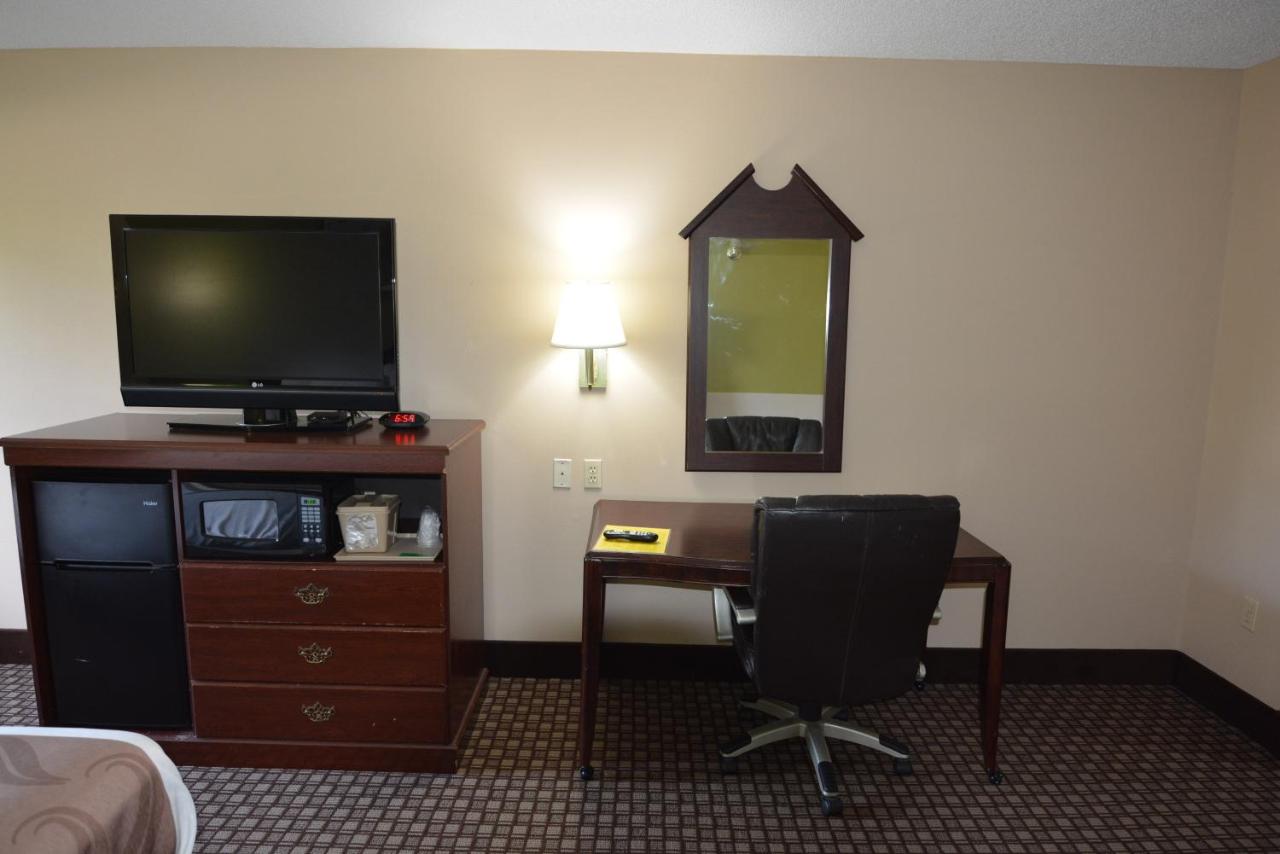 King Suite with Spa Bath at Jameson Inn - Hazlehurst