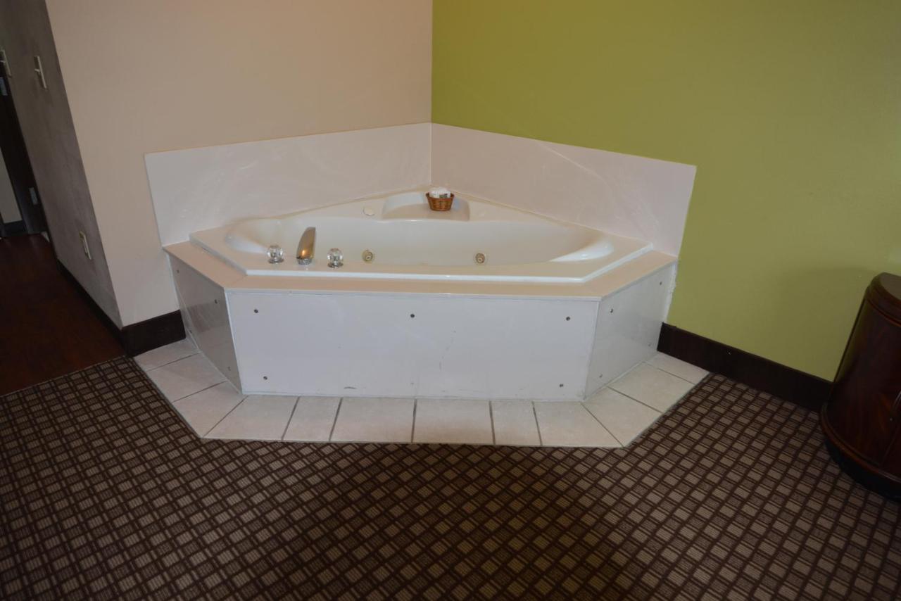 King Suite with Spa Bath at Jameson Inn - Hazlehurst