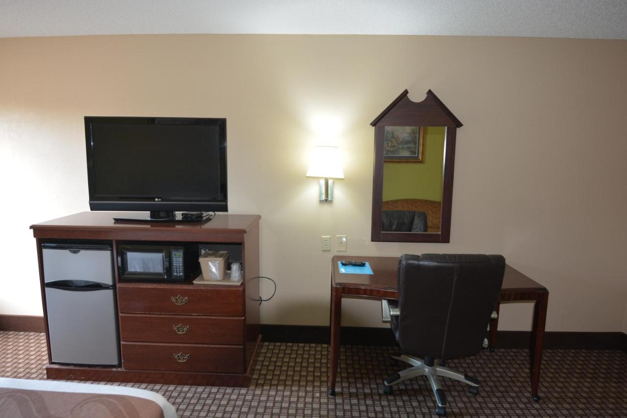 Standard King Room at Jameson Inn - Hazlehurst