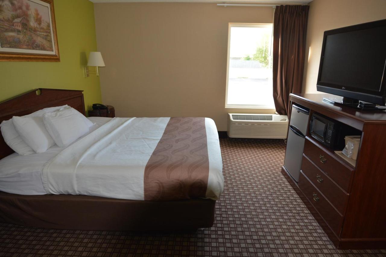 Standard King Room at Jameson Inn - Hazlehurst