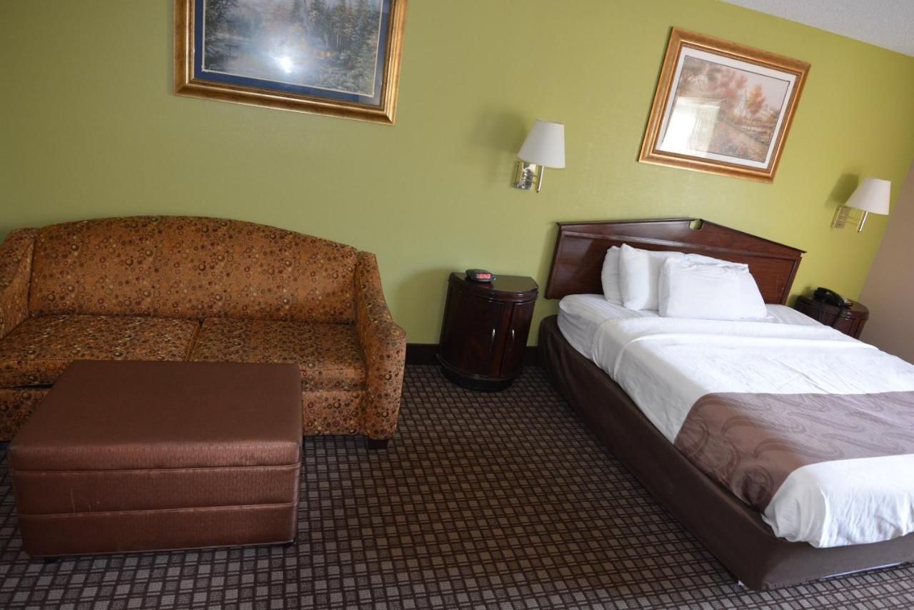Standard King Room at Jameson Inn - Hazlehurst