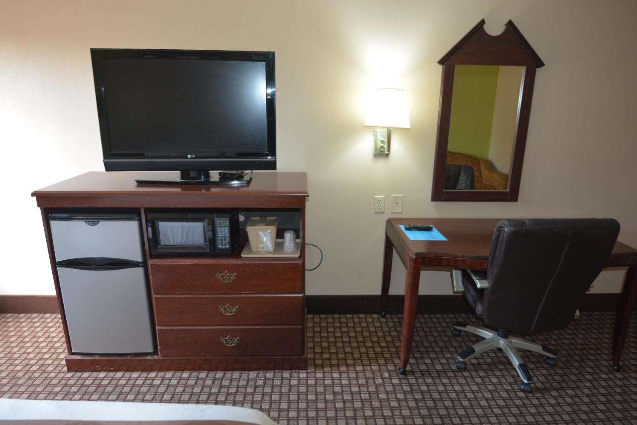 Standard King Room at Jameson Inn - Hazlehurst