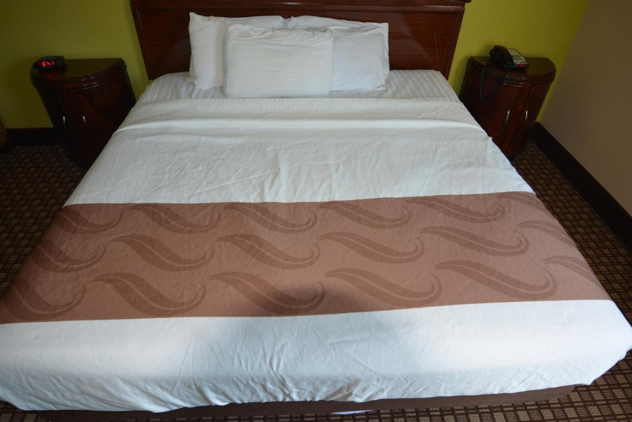 Standard King Room at Jameson Inn - Hazlehurst
