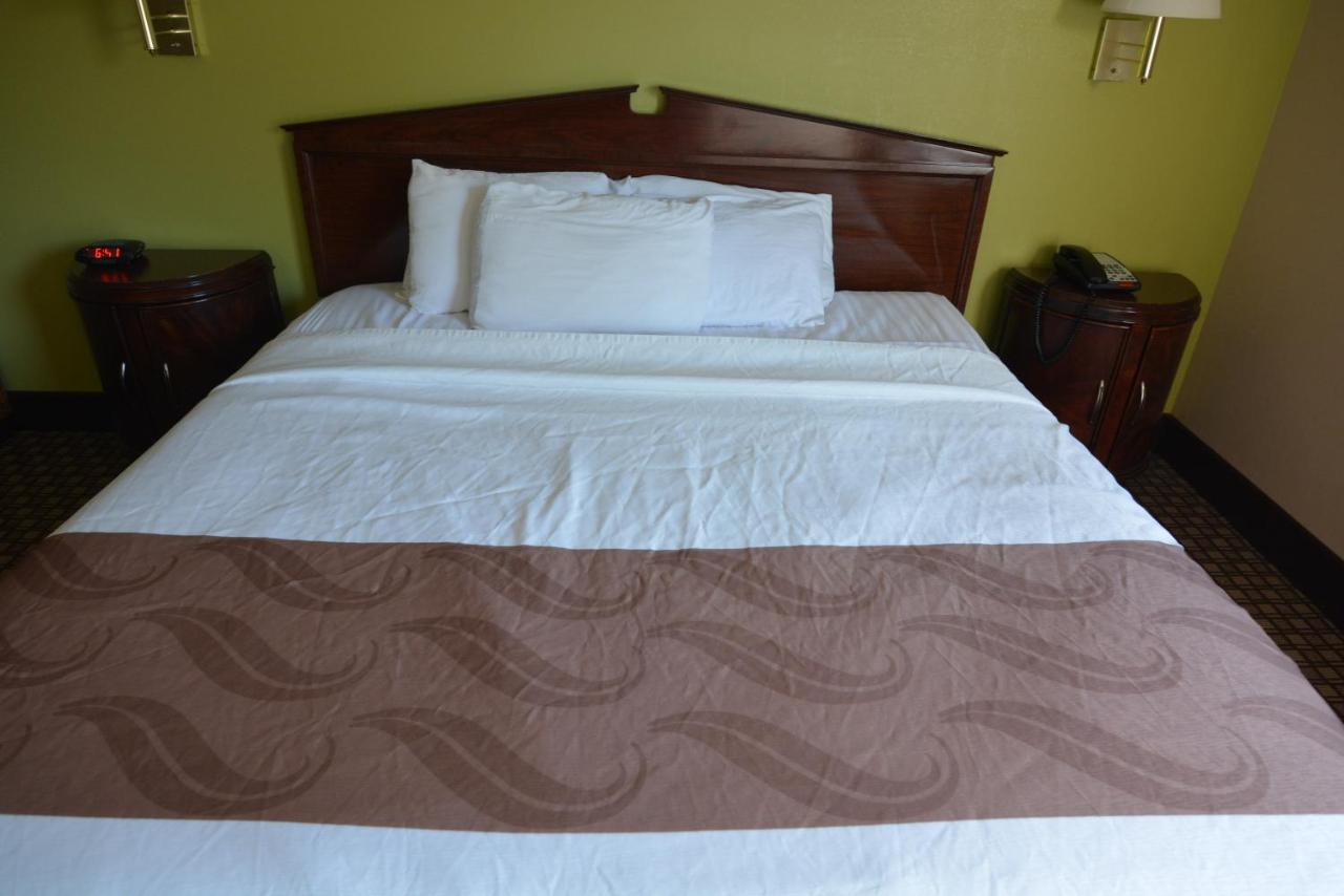 Standard King Room at Jameson Inn - Hazlehurst