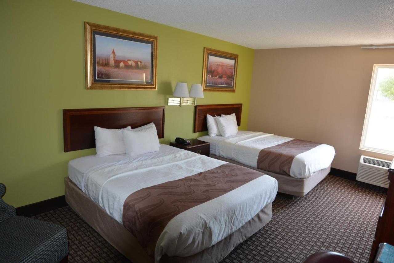 Standard Queen Room at Jameson Inn - Hazlehurst