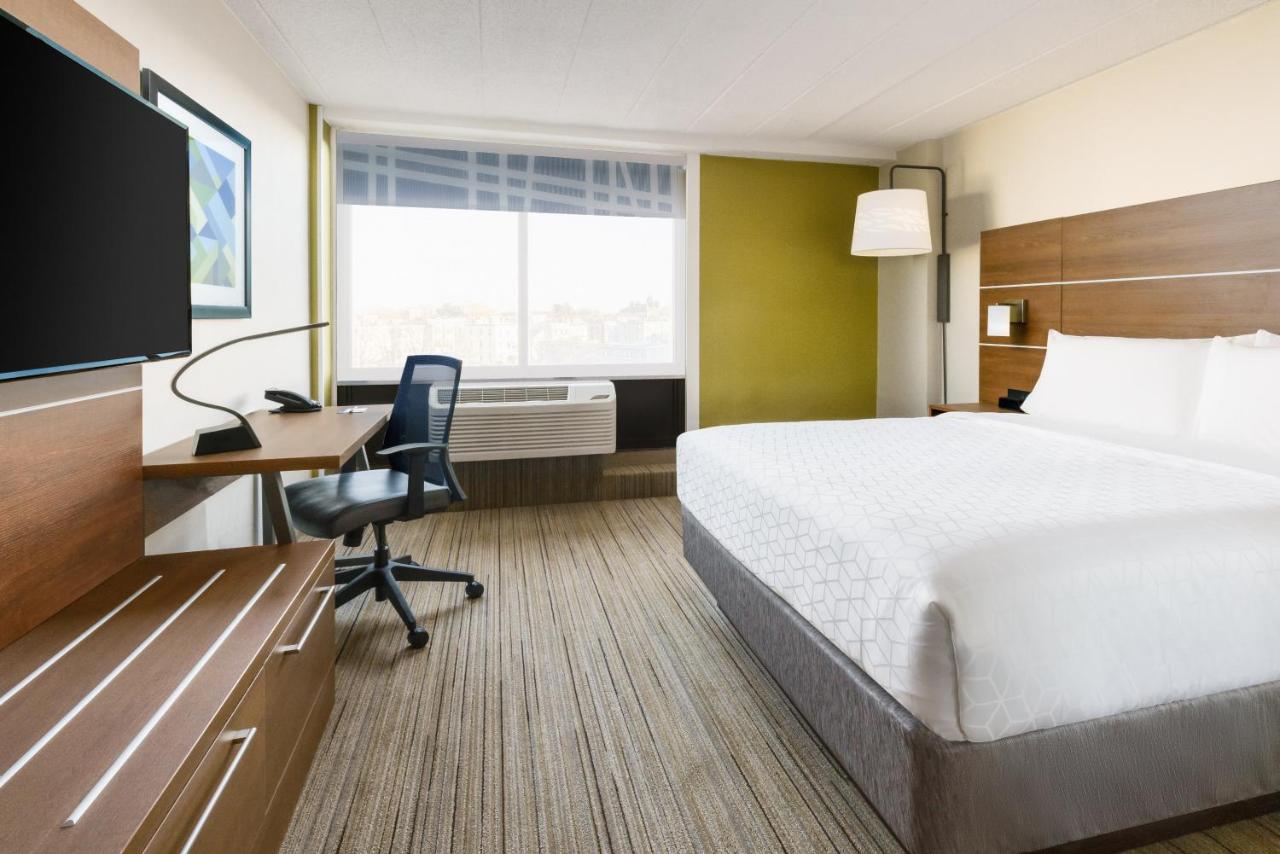 King Room - Mobility Access/Non-Smoking at Holiday Inn Express Boston by IHG