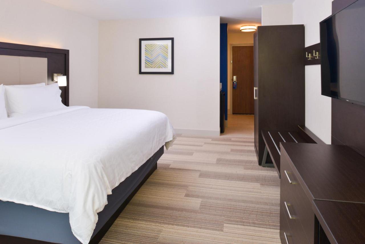 King Room with Hearing Accessible Roll-In Shower - Non-Smoking at Holiday Inn Express & Suites Shreveport - Downtown by IHG