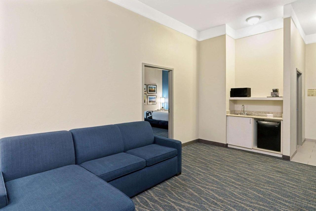 One-Bedroom King Suite - Non-Smoking at La Quinta Inn & Suites by Wyndham Phoenix I-10 West