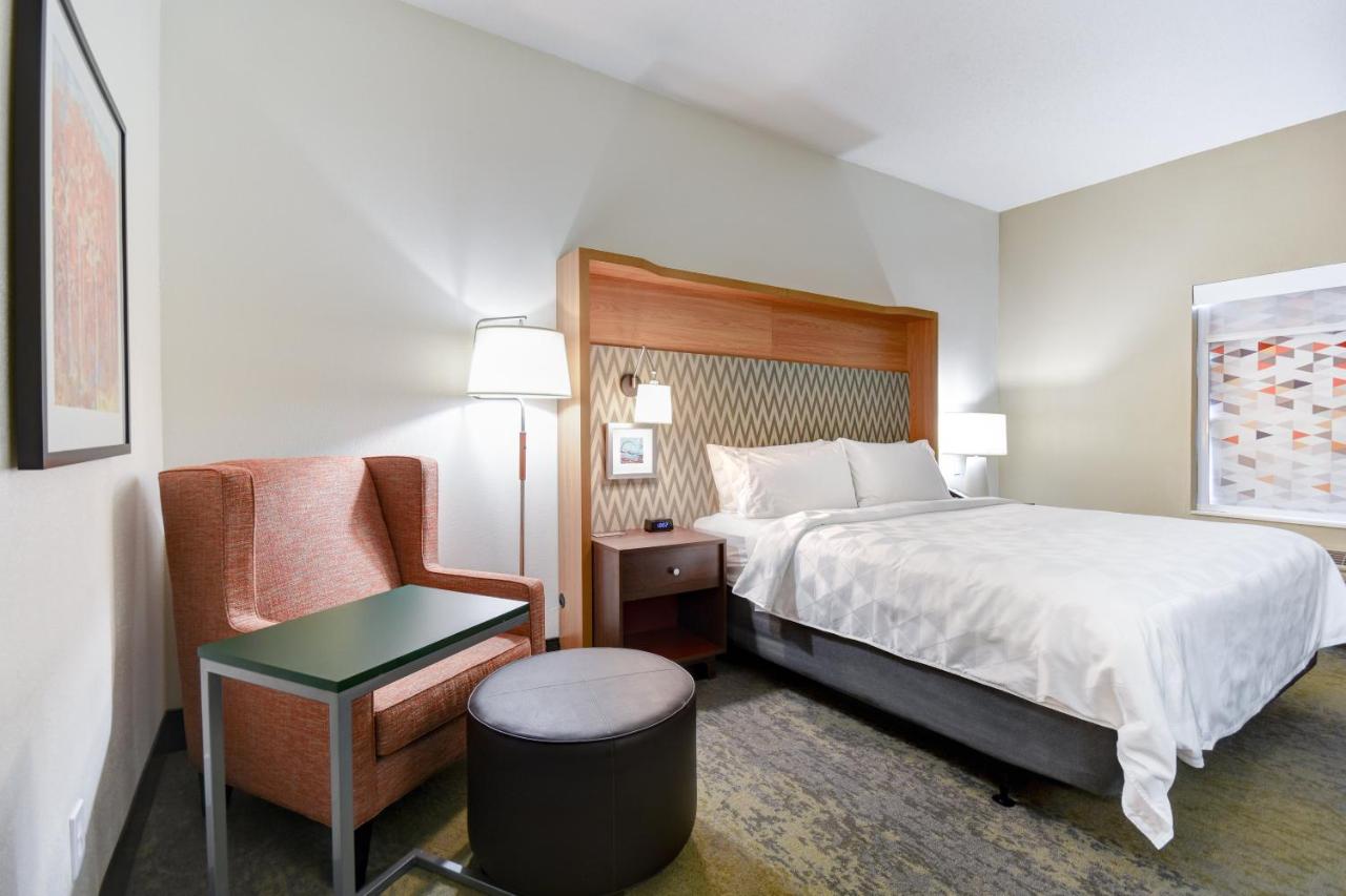 Standard King Room - Non-Smoking  at Holiday Inn Allentown I-78 & Rt. 222
