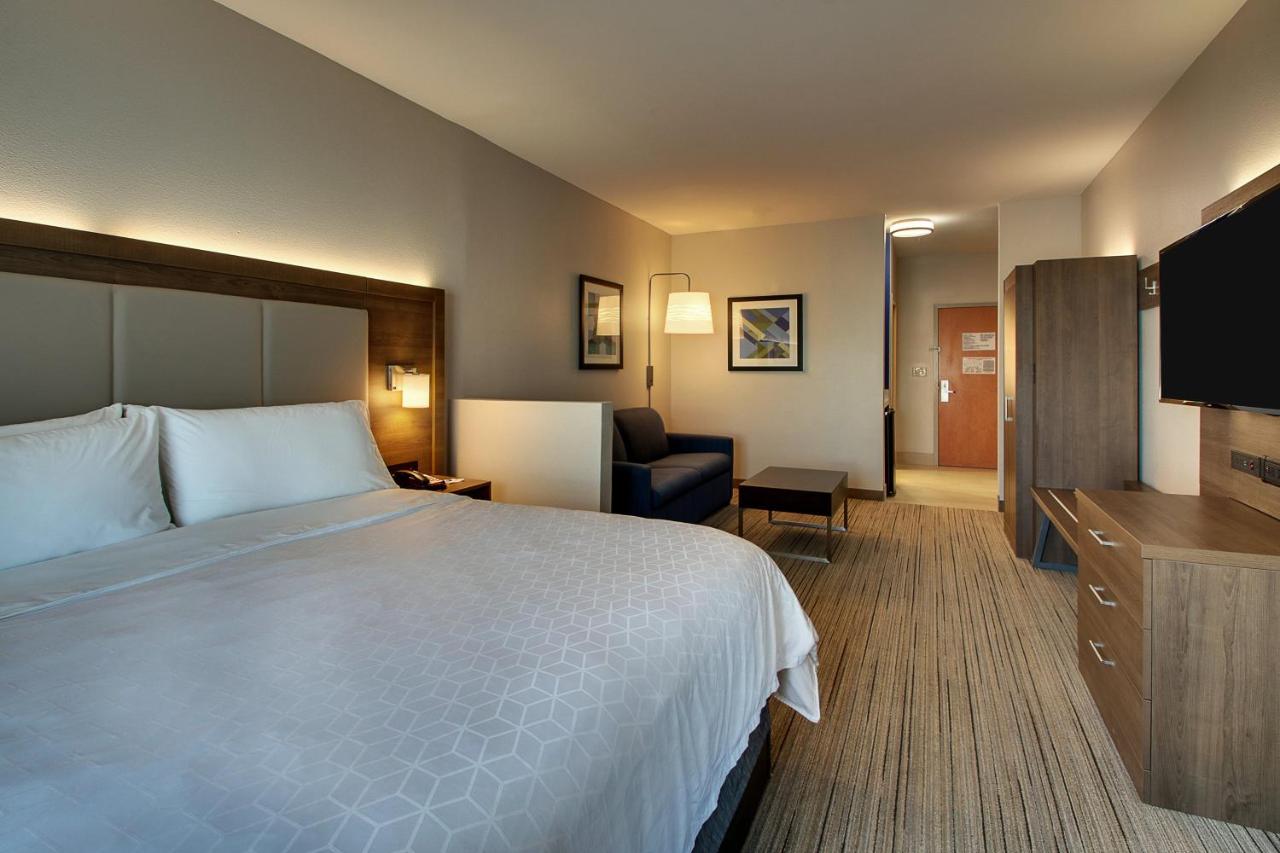 King Suite at Holiday Inn Express Hotel & Suites Austell - Powder Springs by IHG