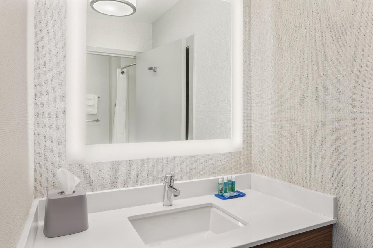 King Suite at Holiday Inn Express Hotel Sacramento Airport Natomas by IHG