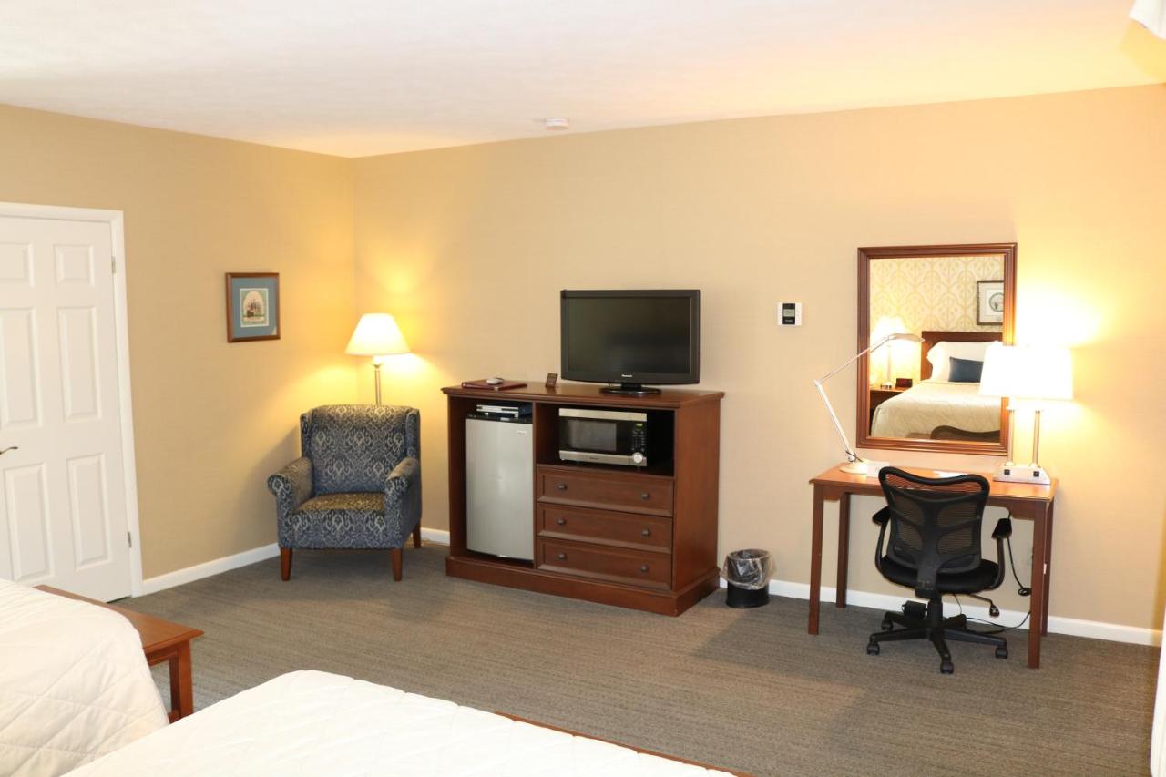 Queen Room with Two Queen Beds at The Village Inn Harrisonburg