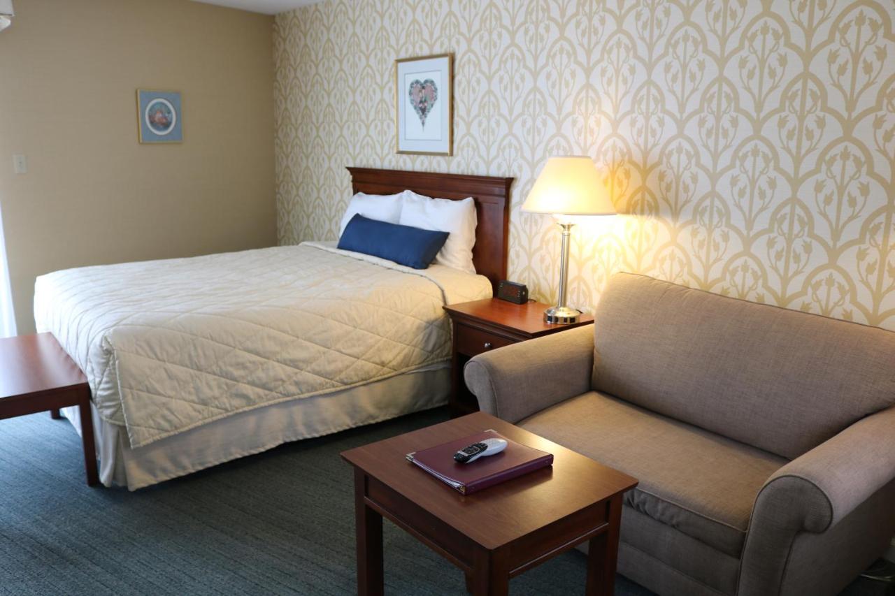 Queen Room at The Village Inn Harrisonburg
