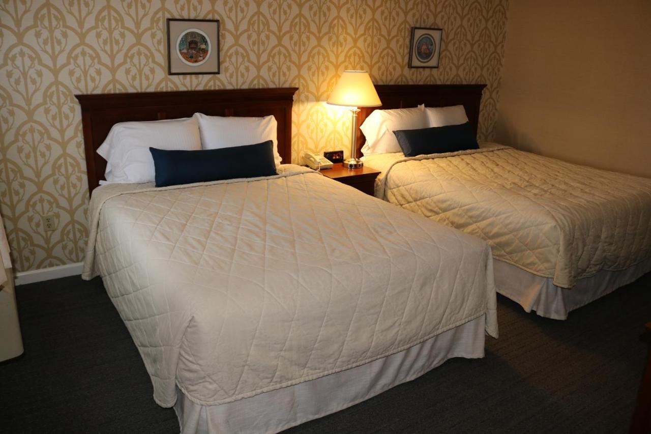 Queen Suite with Spa Bath at The Village Inn Harrisonburg