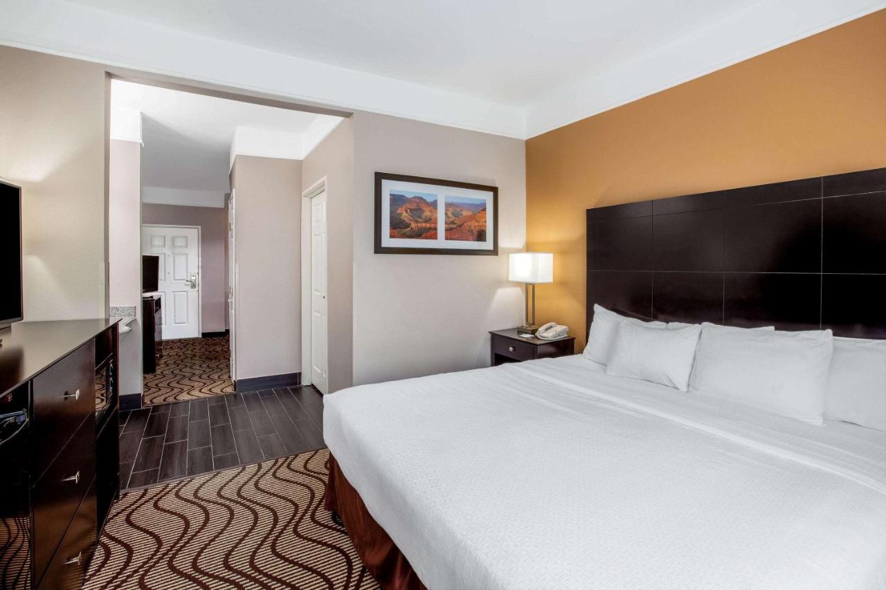 King Room with Bath Tub - Mobility/Hearing Accessible - Non-Smoking at La Quinta Inn & Suites by Wyndham Pasadena