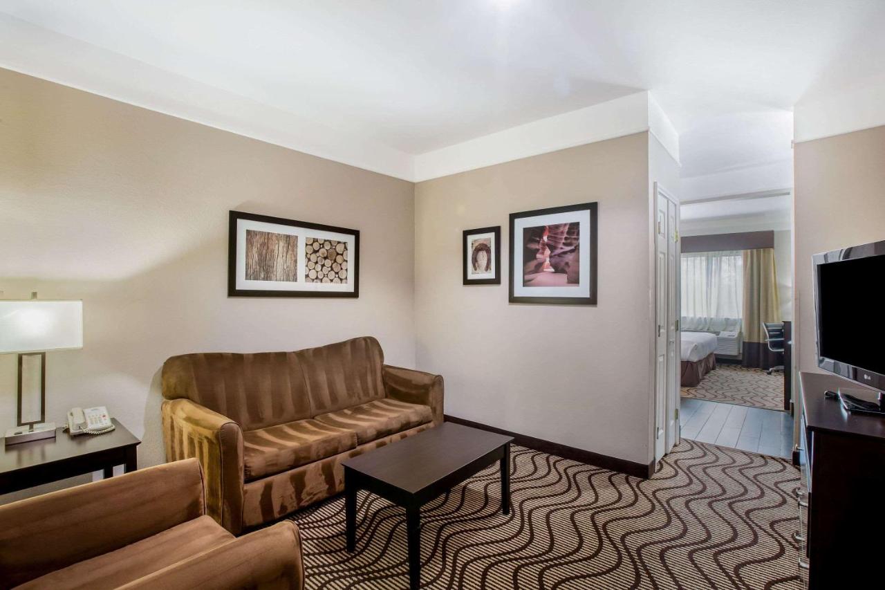 King Room with Bath Tub - Mobility/Hearing Accessible - Non-Smoking at La Quinta Inn & Suites by Wyndham Pasadena