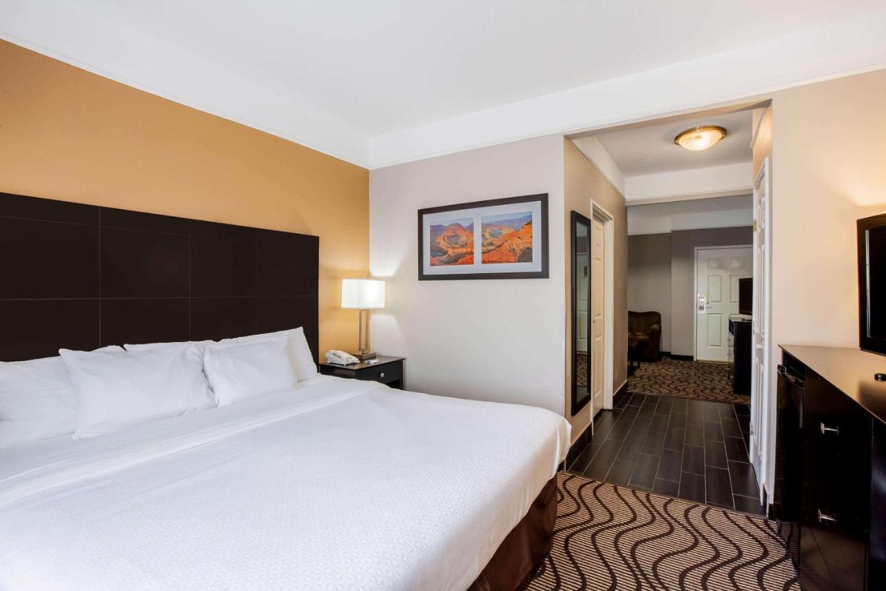 Executive King Room at La Quinta Inn & Suites by Wyndham Pasadena