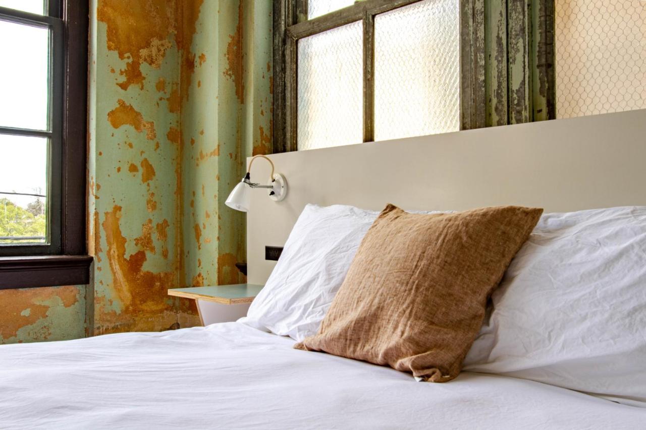 Deluxe Queen Room at Travelers Hotel