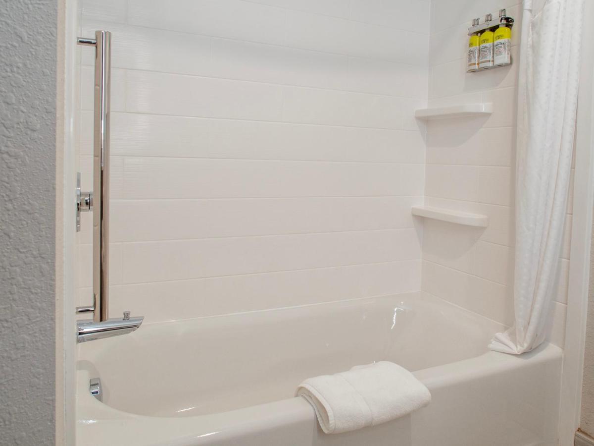 Leisure King Room - Non-Smoking at Holiday Inn Express & Suites Oklahoma City Airport by IHG