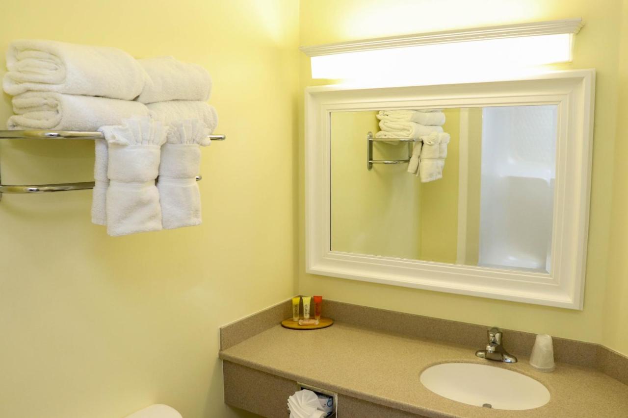 Deluxe Queen Room at Jupiter Waterfront Inn