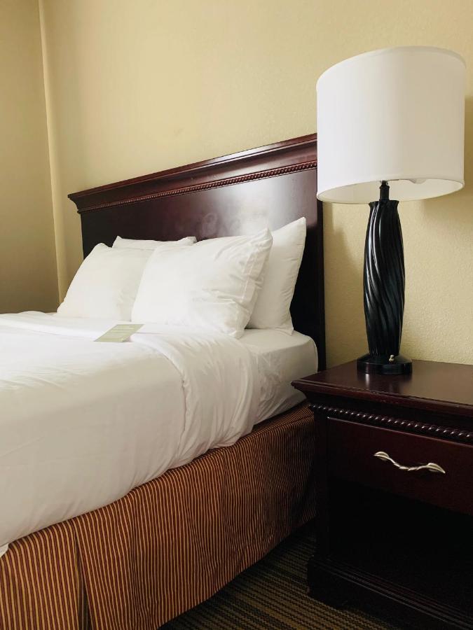 Queen Suite with Kitchen - Disability Access/Non-Smoking at Country Inn & Suites by Radisson, Ithaca, NY