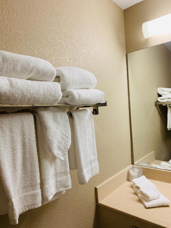 Queen Suite with Kitchen - Disability Access/Non-Smoking at Country Inn & Suites by Radisson, Ithaca, NY