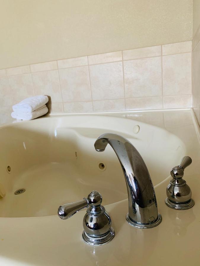 King Suite with Whirlpool at Country Inn & Suites by Radisson, Ithaca, NY