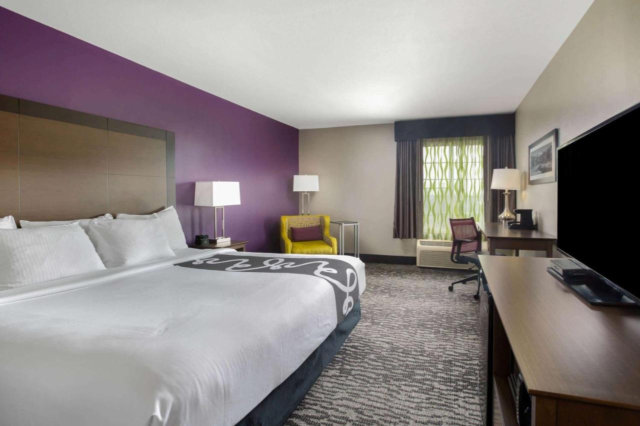 King Room with Bath Tub with Grab Bars - Mobility Accessible/Non-Smoking at La Quinta Inn & Suites by Wyndham Visalia/Sequoia Gateway