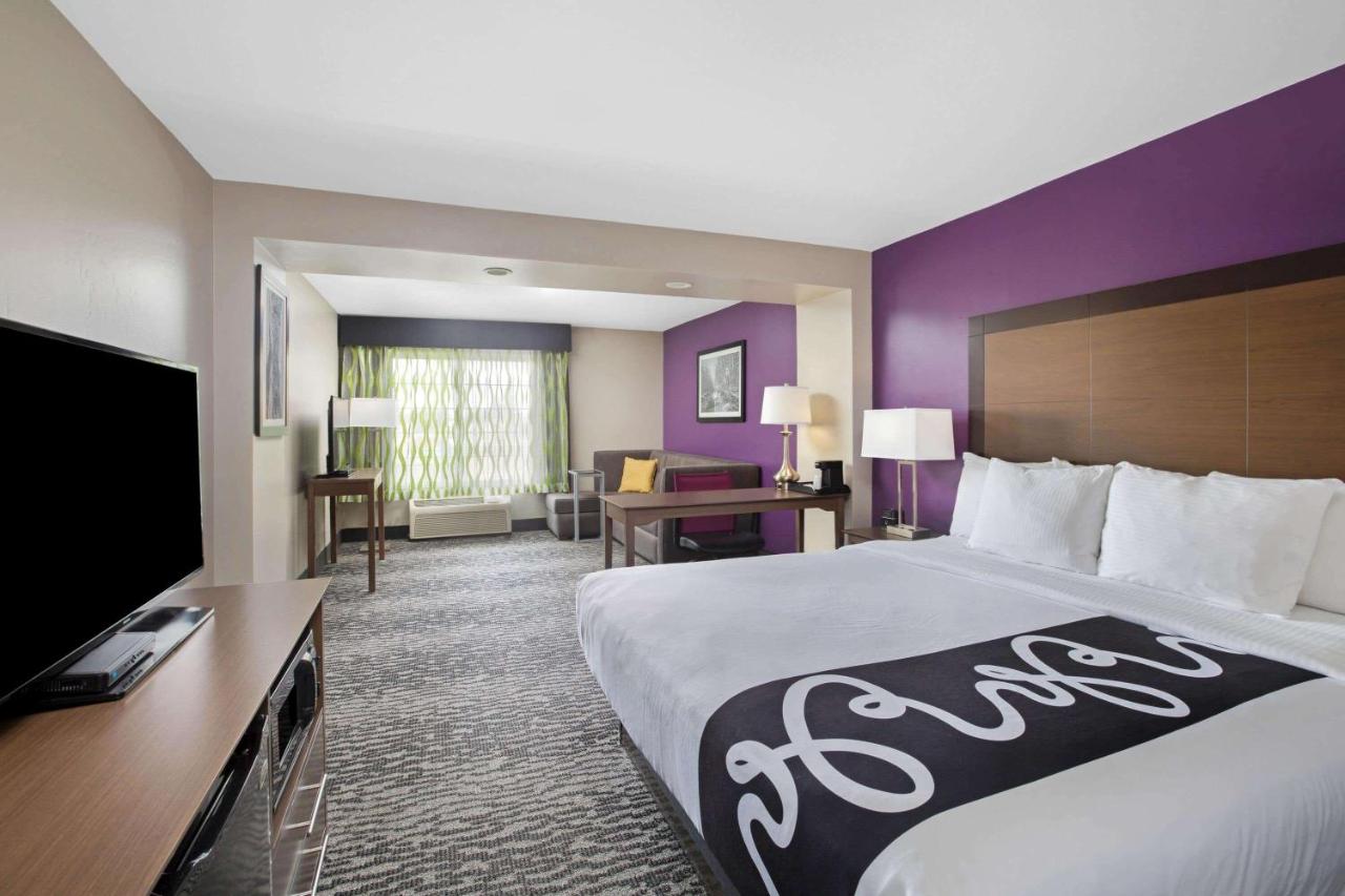 Executive Room 1 King Bed at La Quinta Inn & Suites by Wyndham Visalia/Sequoia Gateway
