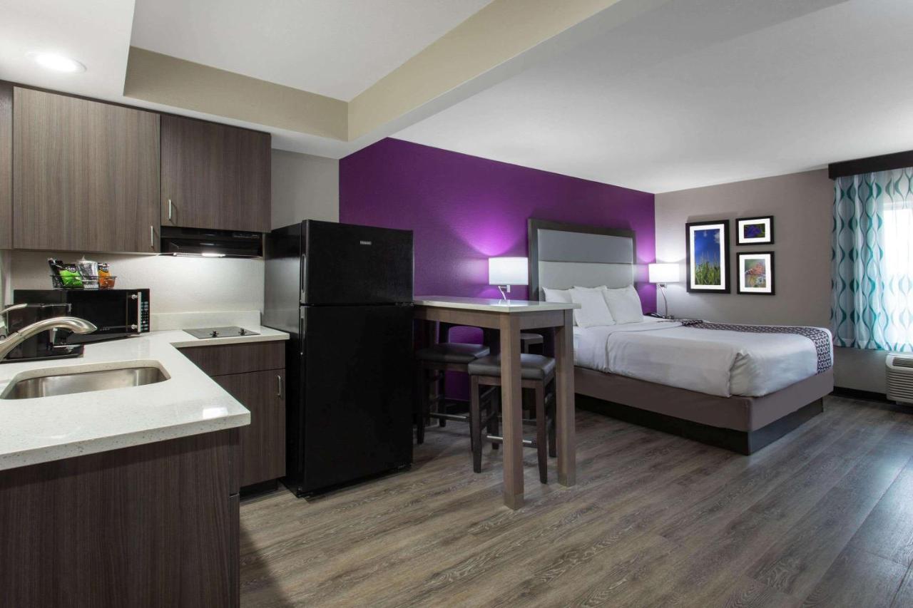 King Suite with Kitchenette - Non-Smoking at La Quinta Inn & Suites by Wyndham Effingham