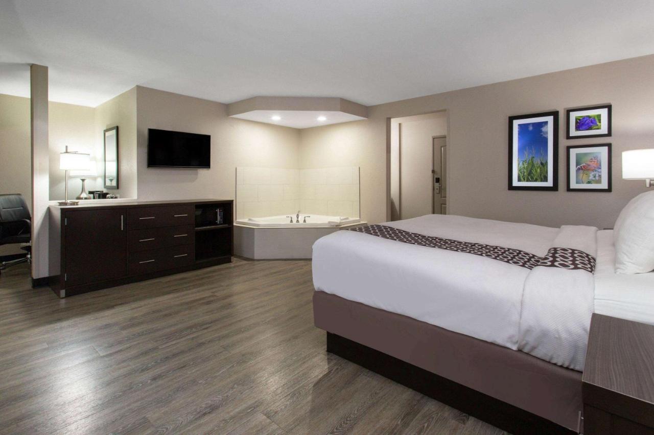 King Room with Jetted Tub - Non-Smoking at La Quinta Inn & Suites by Wyndham Effingham
