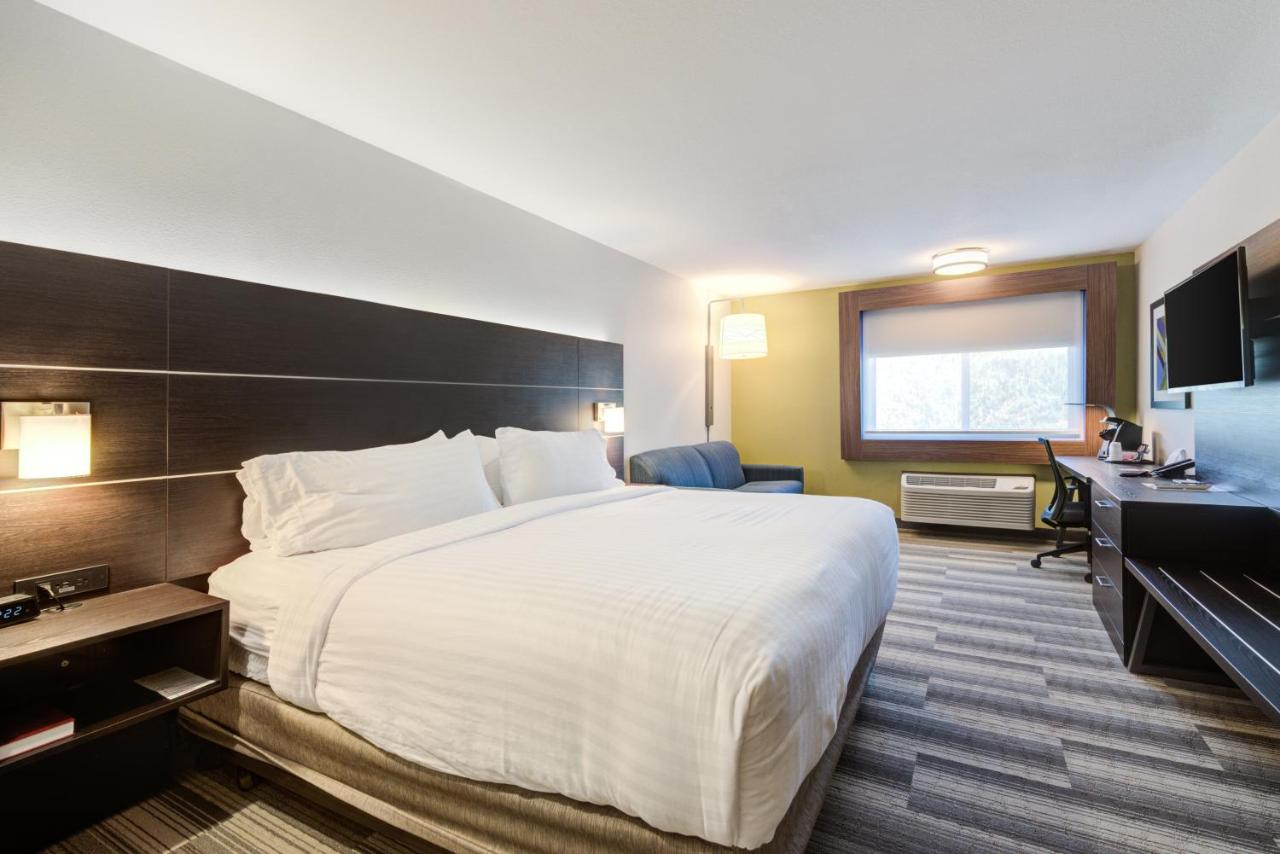 Deluxe King Room - Hearing Accessible with Bath Tub/Non-Smoking at Holiday Inn Express Newberg - Wine Country by IHG